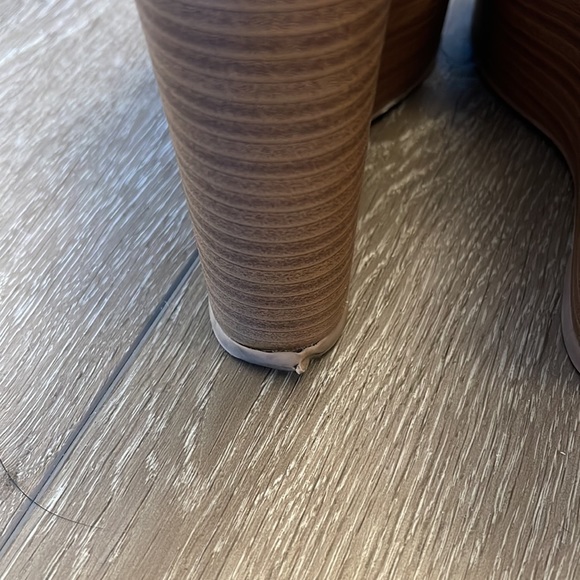 Size 8 woman’s heels 👠 - Picture 4 of 5